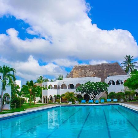Kaleb'S Beachfront Serviced Studio Apartments Малинди Экстерьер фото