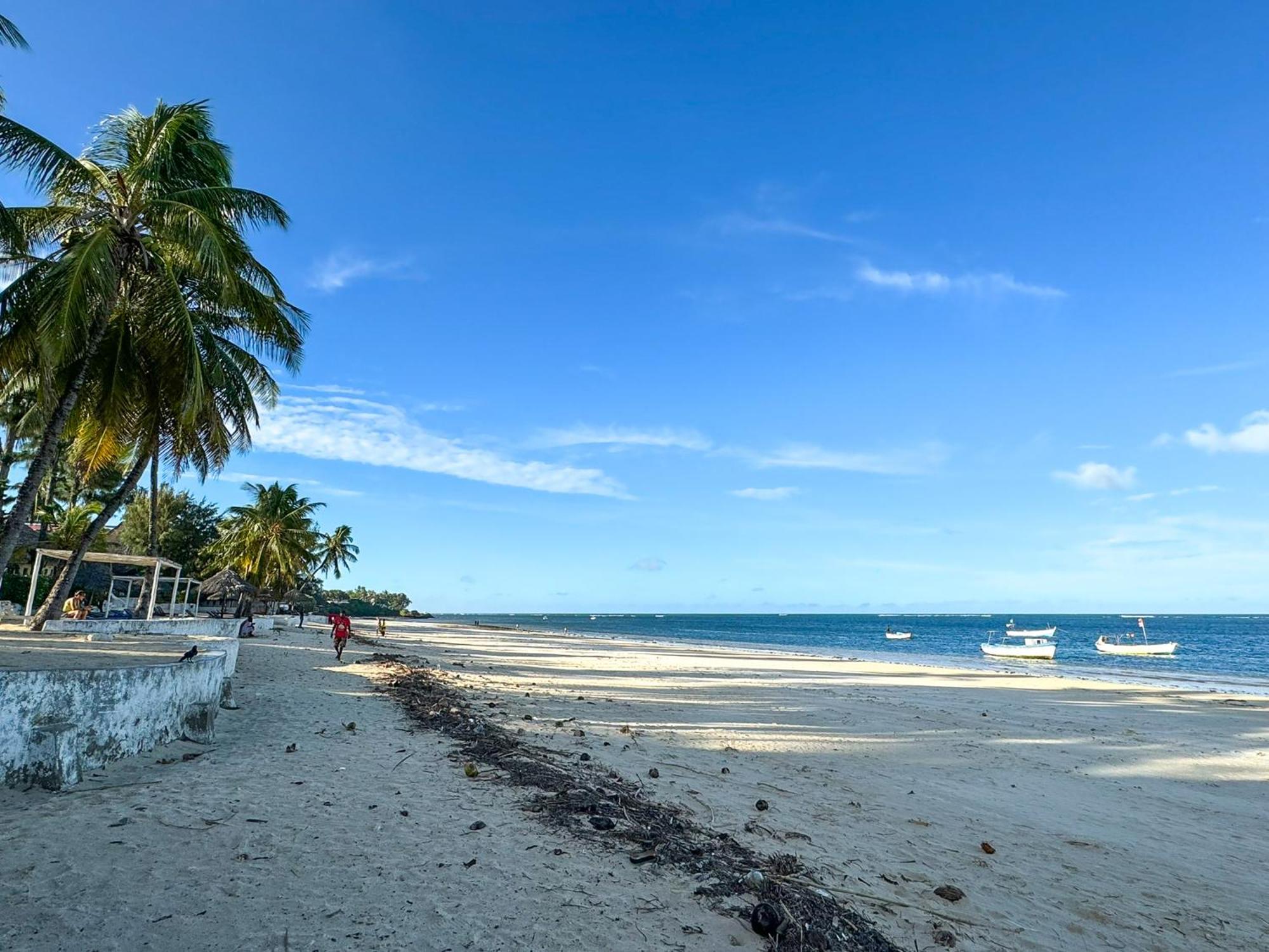 Kaleb'S Beachfront Serviced Studio Apartments Малинди Экстерьер фото