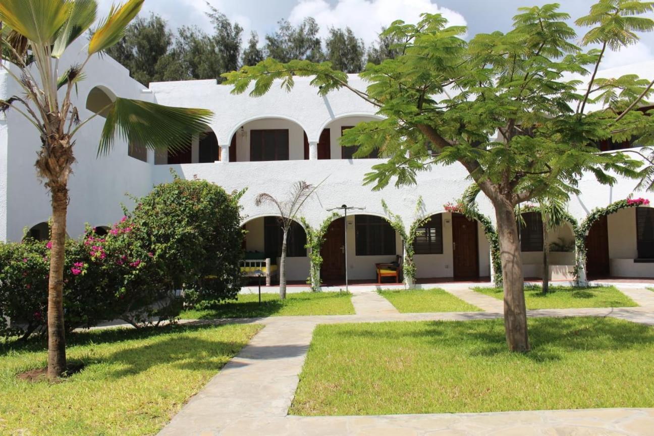 Kaleb'S Beachfront Serviced Studio Apartments Малинди Экстерьер фото