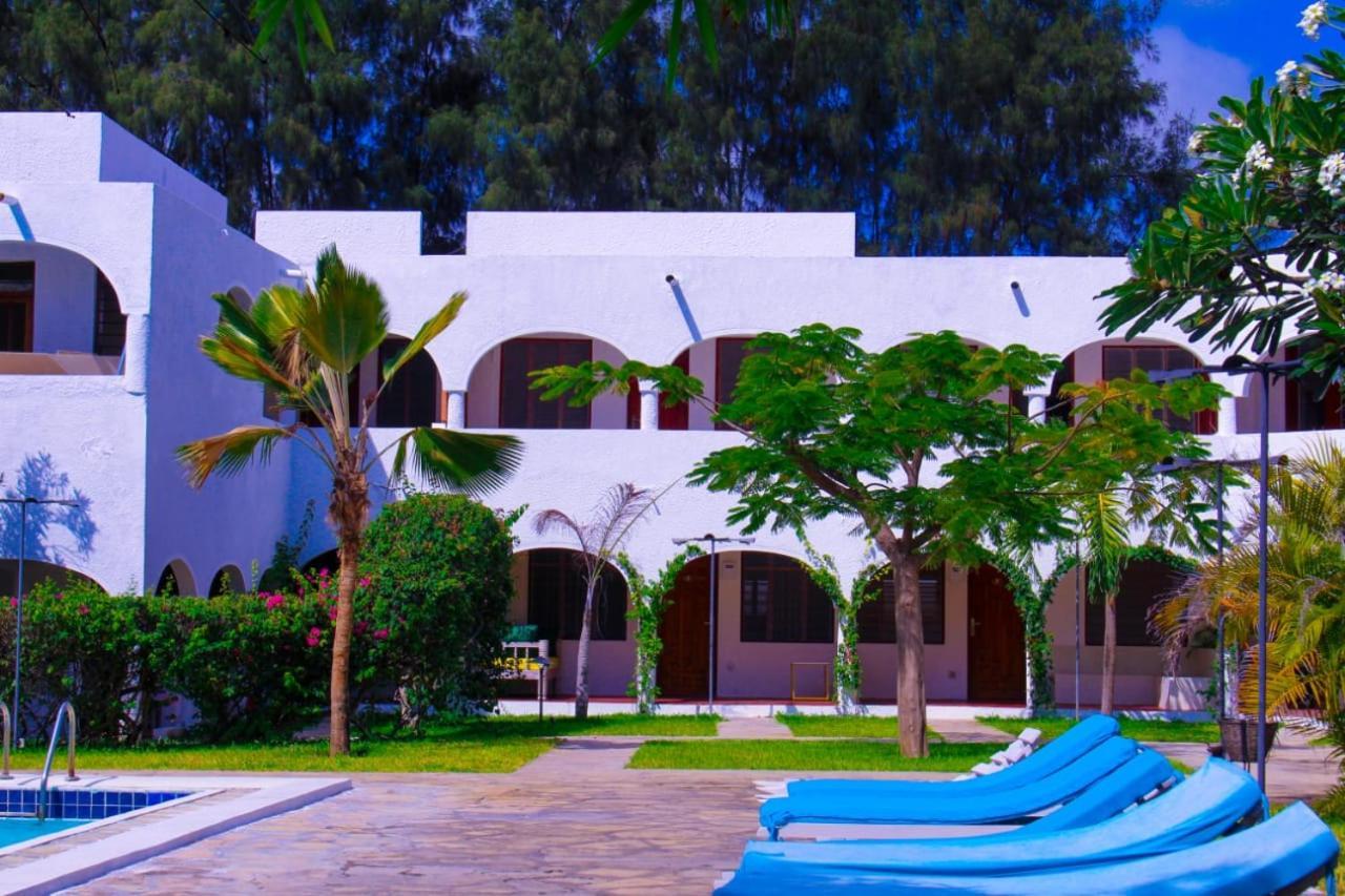 Kaleb'S Beachfront Serviced Studio Apartments Малинди Экстерьер фото