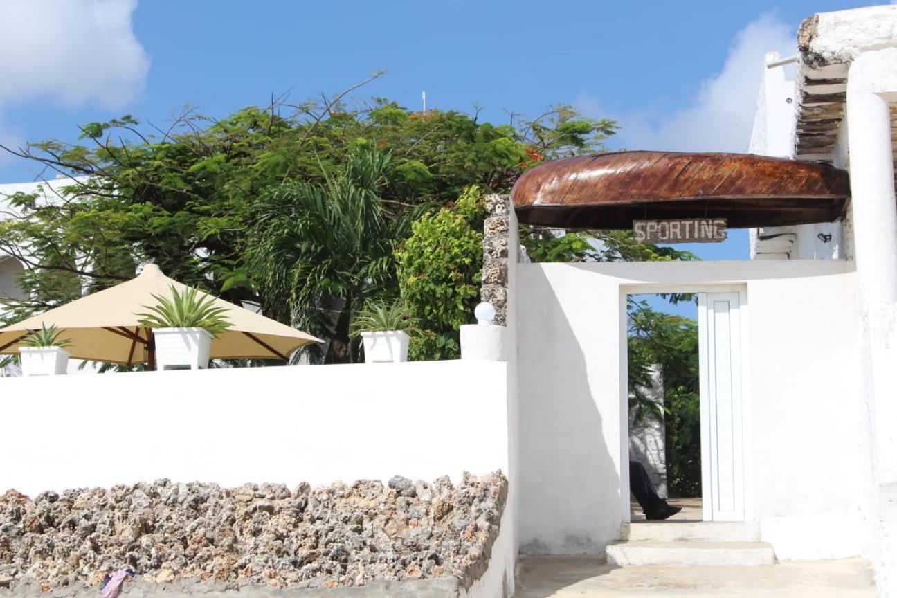 Kaleb'S Beachfront Serviced Studio Apartments Малинди Экстерьер фото