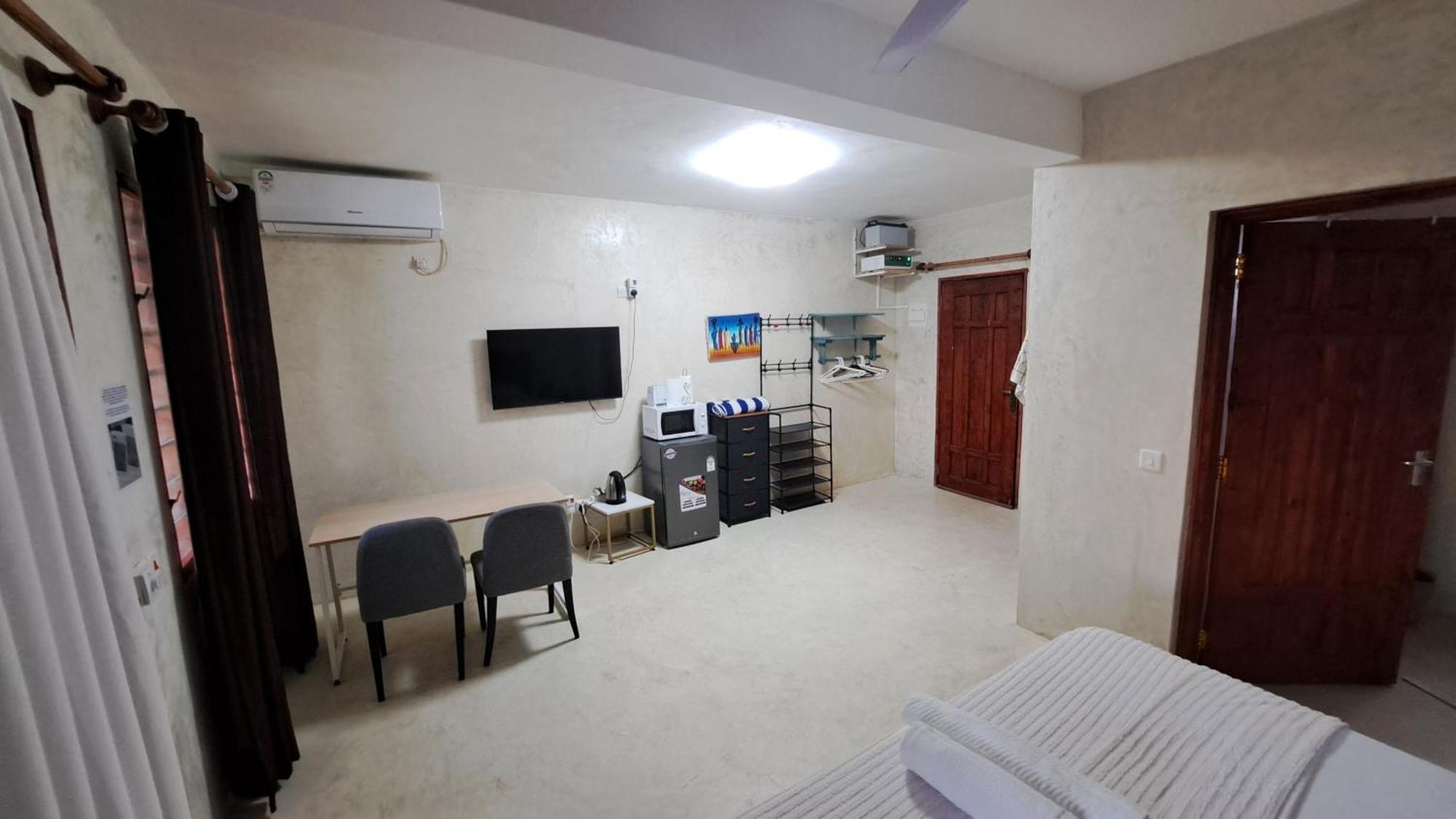Kaleb'S Beachfront Serviced Studio Apartments Малинди Экстерьер фото