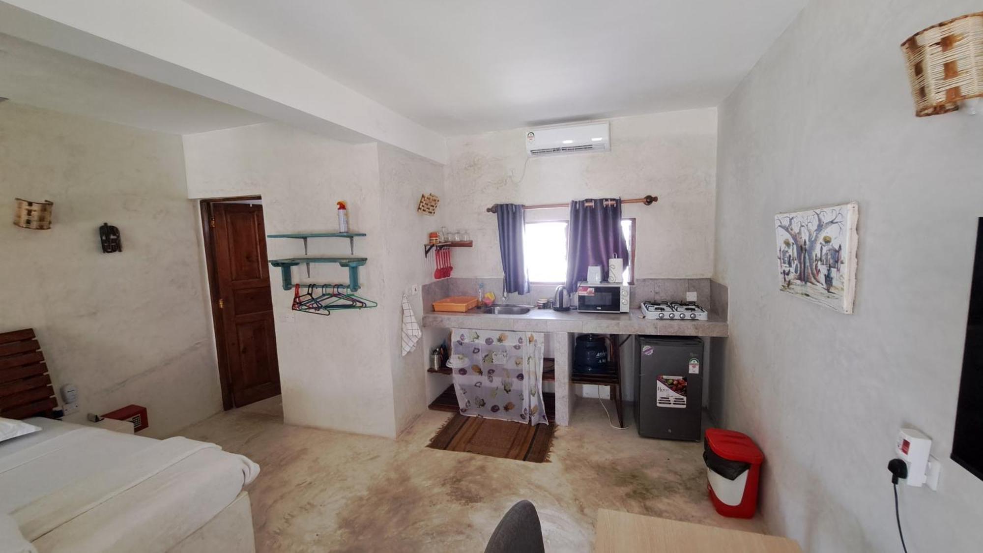 Kaleb'S Beachfront Serviced Studio Apartments Малинди Экстерьер фото