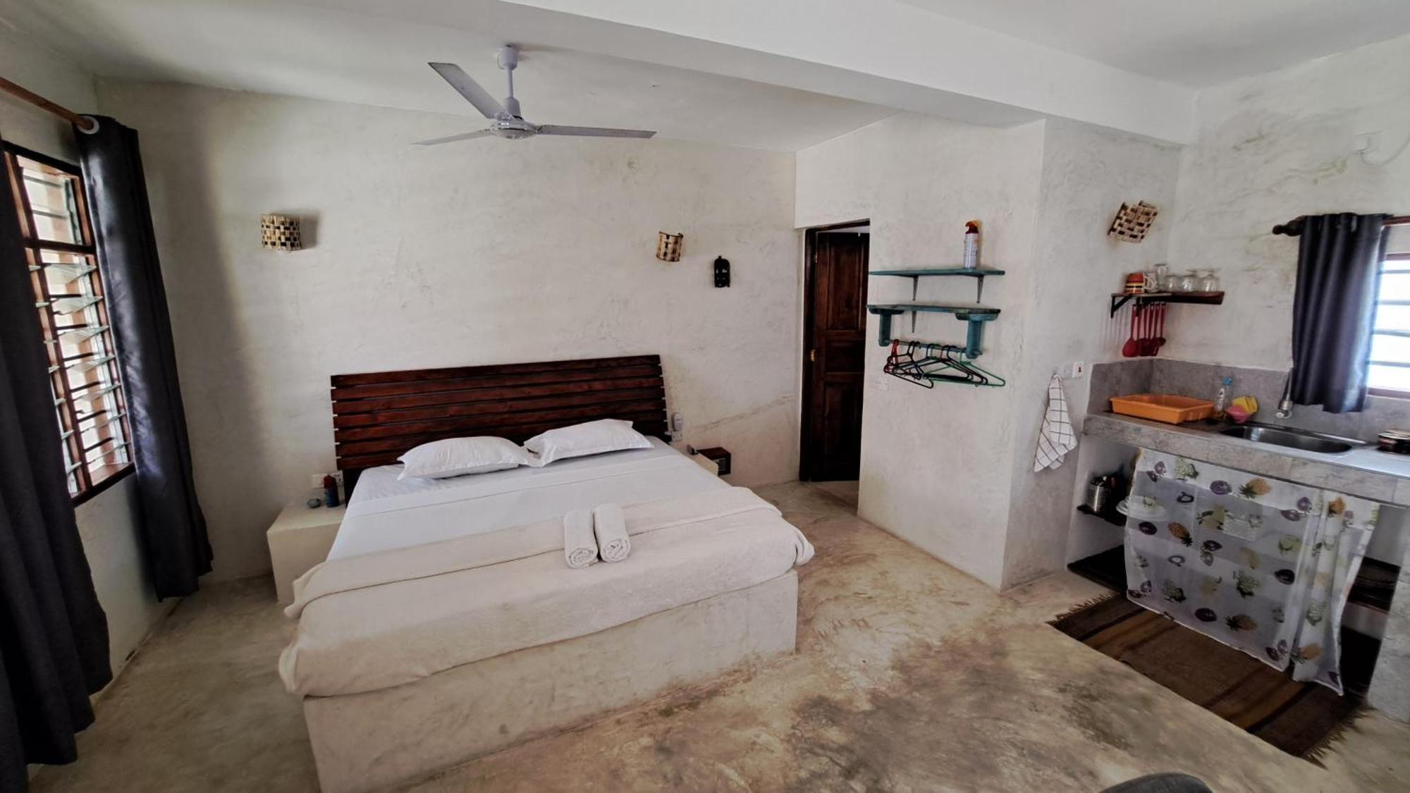Kaleb'S Beachfront Serviced Studio Apartments Малинди Экстерьер фото