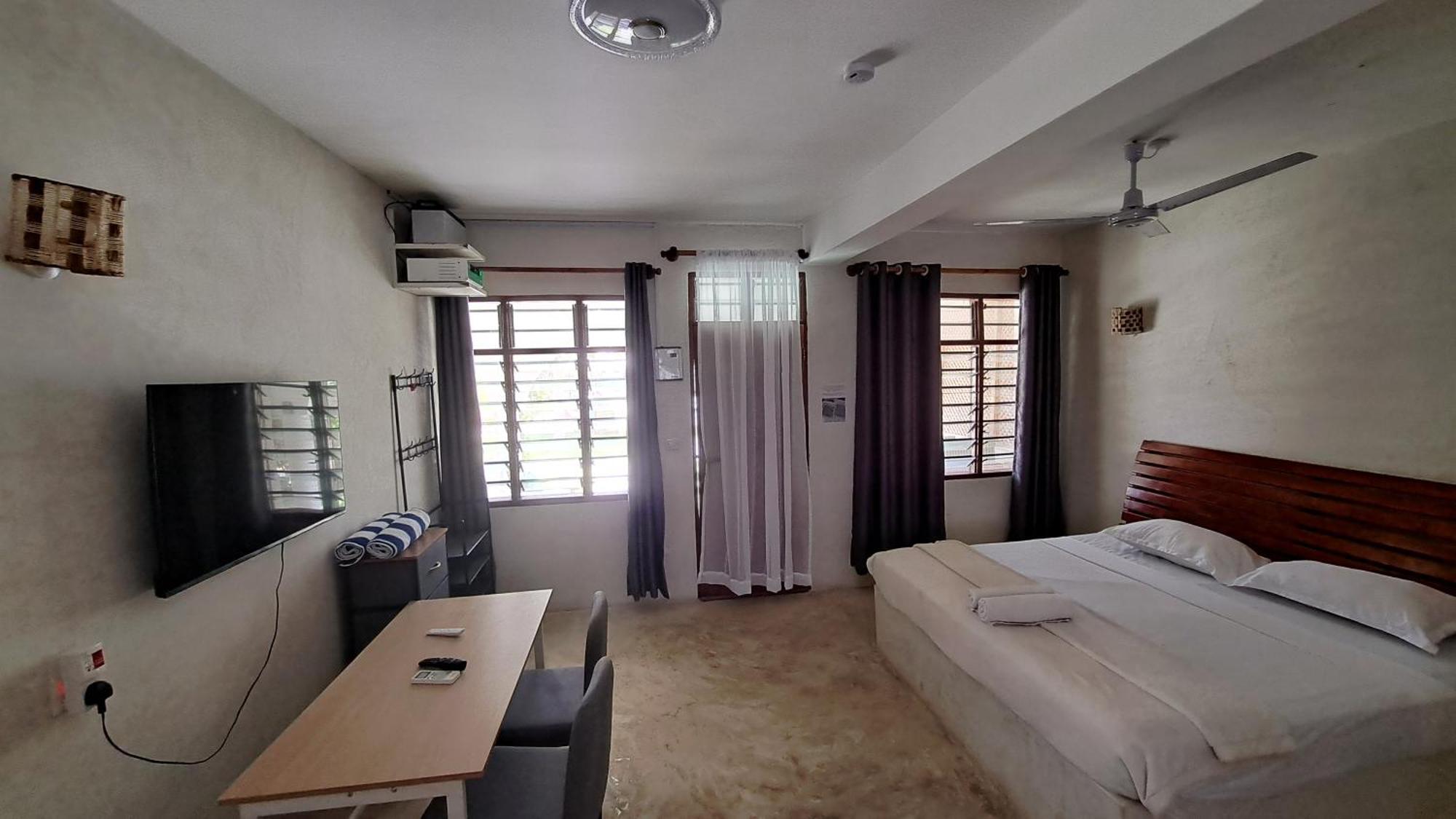 Kaleb'S Beachfront Serviced Studio Apartments Малинди Экстерьер фото