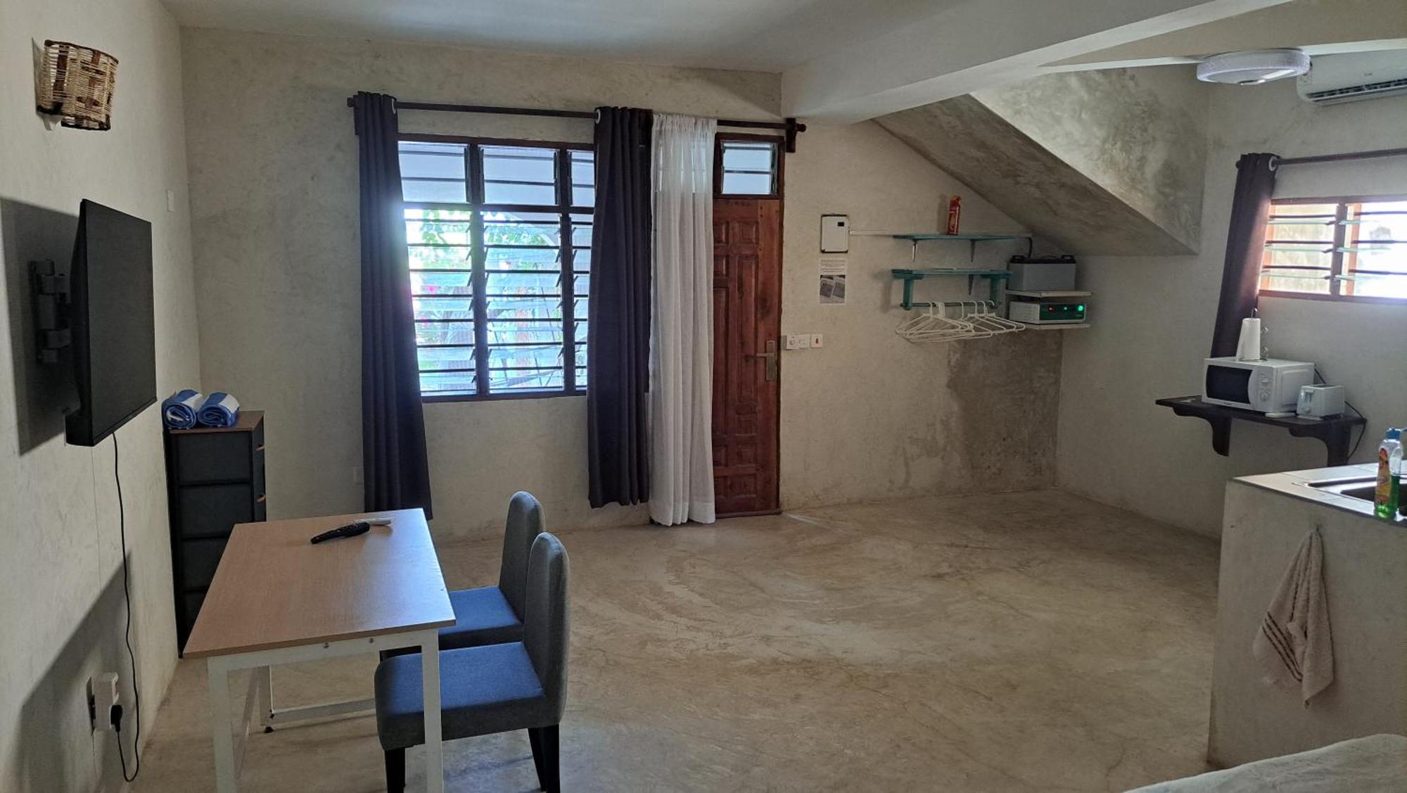 Kaleb'S Beachfront Serviced Studio Apartments Малинди Экстерьер фото