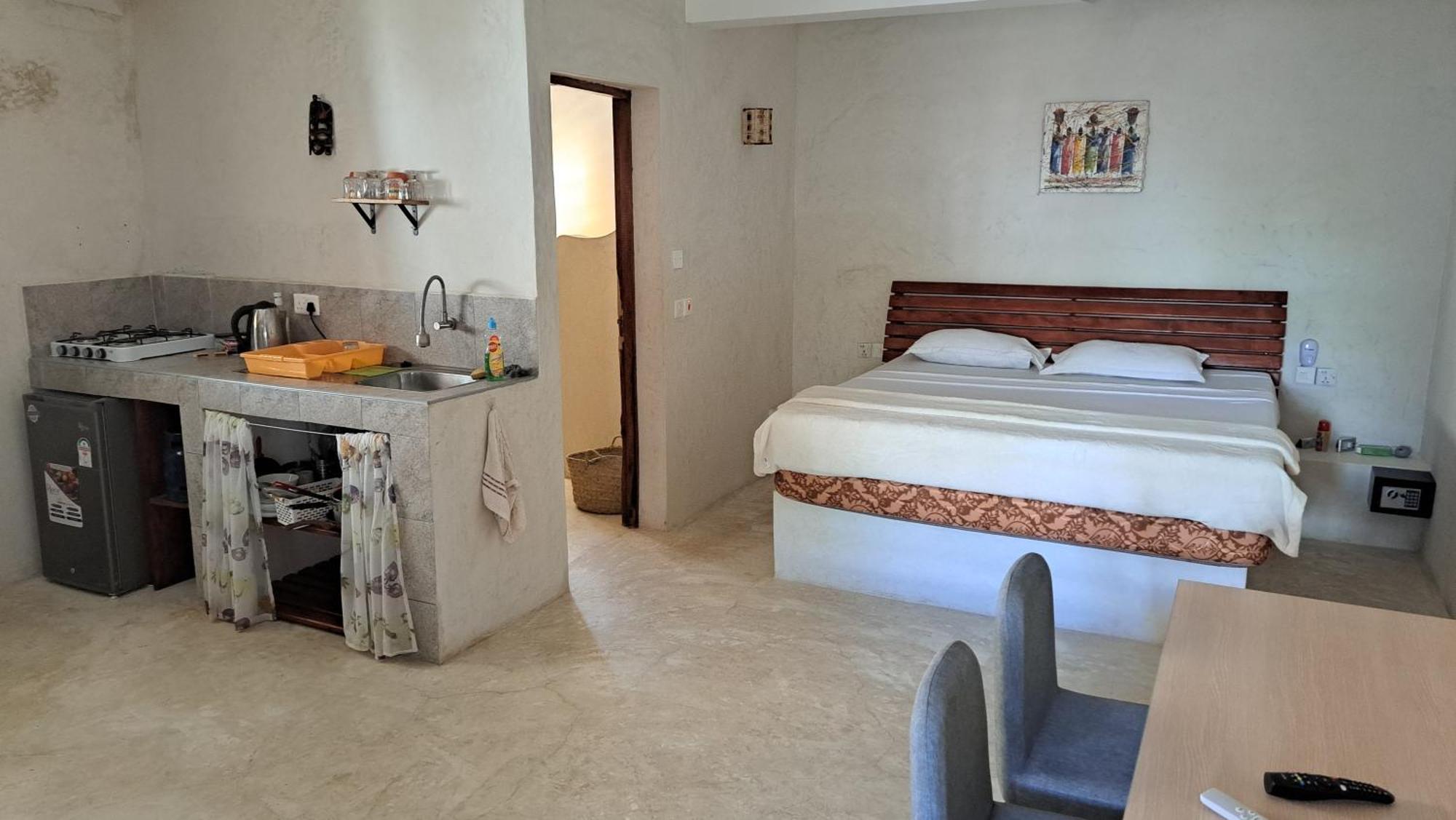 Kaleb'S Beachfront Serviced Studio Apartments Малинди Экстерьер фото