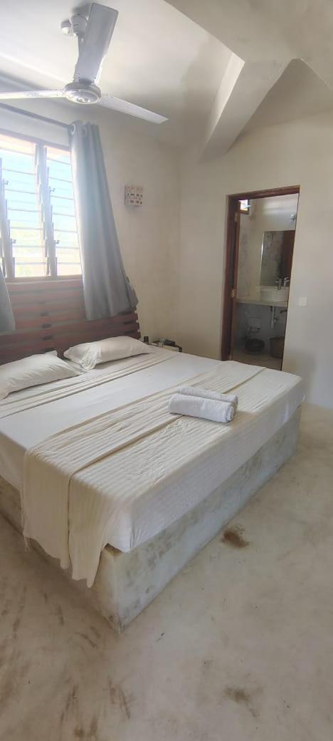 Kaleb'S Beachfront Serviced Studio Apartments Малинди Экстерьер фото