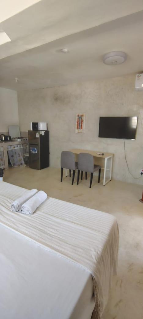 Kaleb'S Beachfront Serviced Studio Apartments Малинди Экстерьер фото