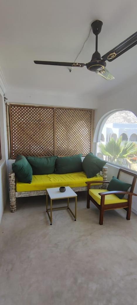 Kaleb'S Beachfront Serviced Studio Apartments Малинди Экстерьер фото